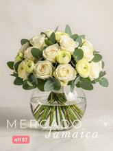 Elegancia Blanca: Rosas y Ranúnculos